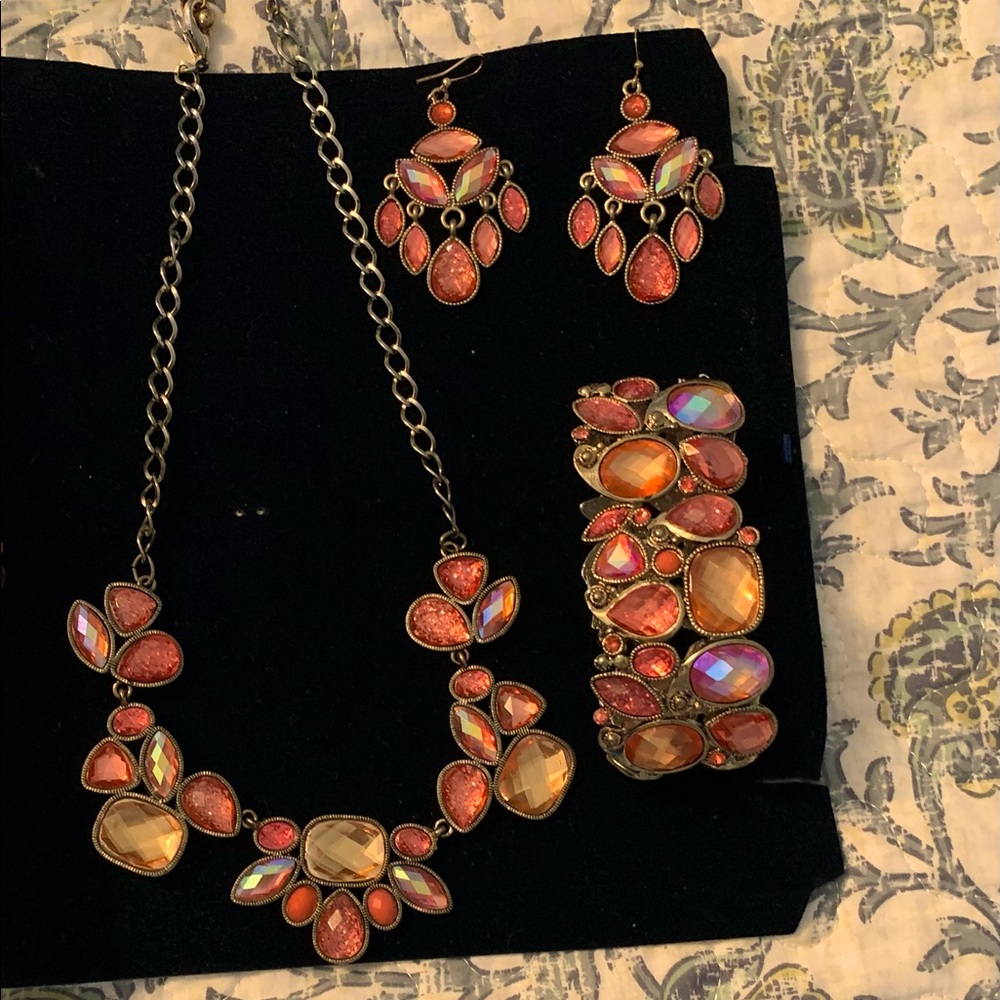 Beautiful coral/peach necklace, bracelet & pierced earring set